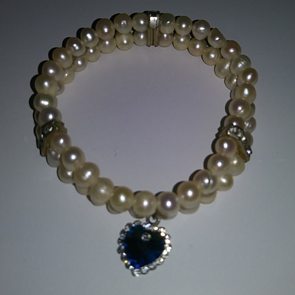 Bracelet with pearls and blue heart with simulated